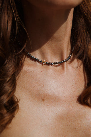 Collier AGONDA perles eau douce irisées bleu-noir moissanites asymétrique Atelier Siméon
