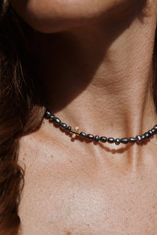Collier AGONDA perles eau douce irisées bleu-noir moissanites asymétrique Atelier Siméon