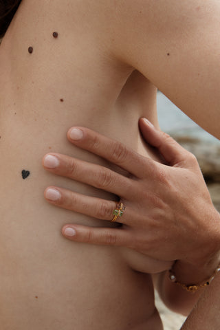 Bague SHAKTI pencil tourmaline brute verte claire moissanites vermeil Atelier Siméon portée en duo, superposées