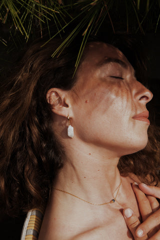 Boucles oreilles PANAJI perles Keshi baroques dormeuses plaqué or Atelier Siméon