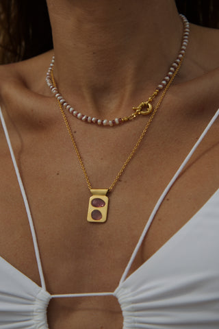 Collier COCHIN ras de cou perles eau douce tourmalines roses fermoir bouée Atelier Siméon porte en accumulation avec collier KEYOS