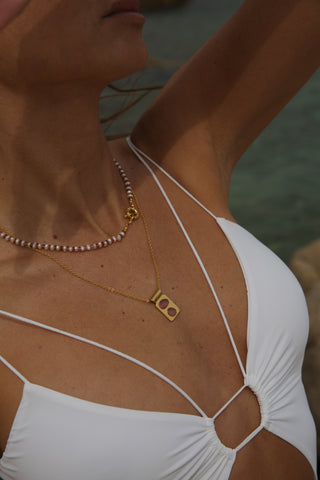 Collier COCHIN ras de cou perles eau douce tourmalines roses fermoir bouée Atelier Siméon porte en accumulation avec collier KEYOS