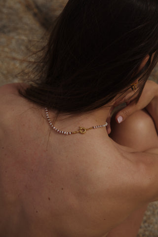 Collier COCHIN ras de cou perles eau douce tourmalines roses fermoir bouée Atelier Siméon porte avec fermoir dans le dos