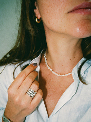 Collier BONDI choker / ras de cou en perles eau douce blanches plaqué or Atelier Siméon