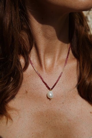 Collier NEELAM rubis dégradés rouge rose perle baroque Atelier Siméon