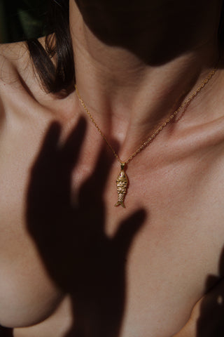 Collier AHANGAMA 001 pendentif poisson articulé saphir moissanite Chaîne maille trombone fine de 40cm plaqué or Atelier Siméon great catch