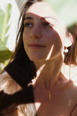 Collier AHANGAMA 001 pendentif poisson articulé saphir moissanite Chaîne maille trombone fine de 40cm plaqué or Atelier Siméon