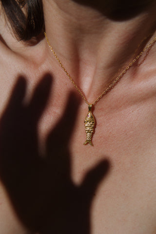 Collier AHANGAMA 001 pendentif poisson articulé saphir rose moissanite Chaîne maille trombone fine de 40cm plaqué or Atelier Siméon porte