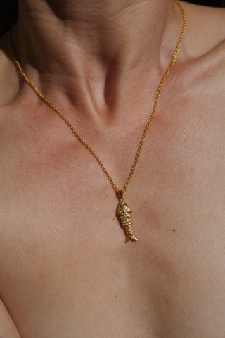 Collier AHANGAMA 002 pendentif poisson articulé saphir moissanite Chaîne Forçat
Chaîne maille forçat de 50cm plaqué or Atelier Siméon porte