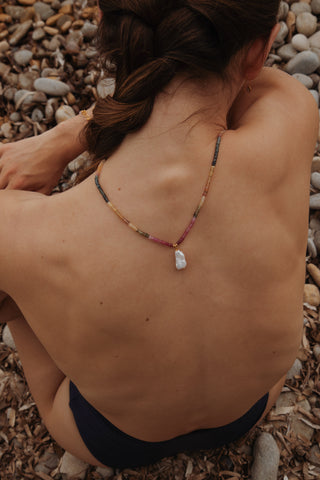 Collier NEELAM saphirs multicolores dégradés perle Keshi Atelier Siméon