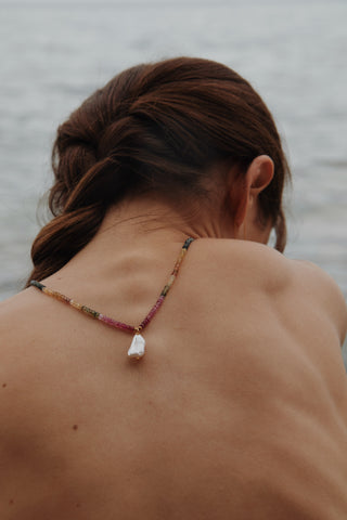 Collier NEELAM saphirs multicolores dégradés perle Keshi Atelier Siméon