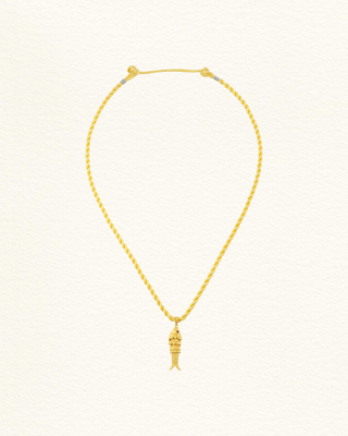 Pendentif poisson articulé plaqué or sur cordon jaune - Lemon. Yeux sertis de moissanite et saphir ou tsavorite. Ajustable 40-45cm. Fait main. 