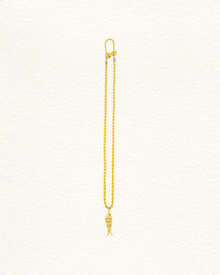 Pendentif poisson articulé plaqué or sur cordon jaune - Lemon. Yeux sertis de moissanite et saphir ou tsavorite. Ajustable 40-45cm. Fait main. 