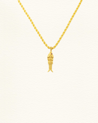 Pendentif poisson articulé plaqué or sur cordon jaune - Lemon. Yeux sertis de moissanite et saphir ou tsavorite. Ajustable 40-45cm. Fait main. 