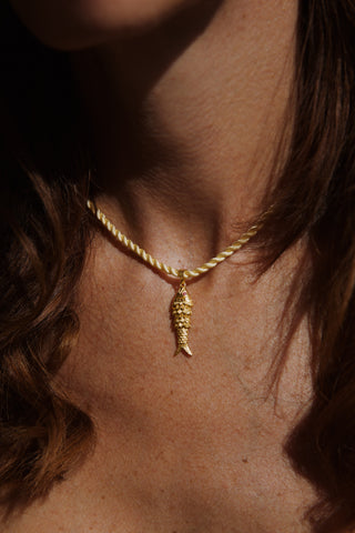 Pendentif poisson articulé plaqué or sur cordon jaune - Lemon. Yeux sertis de moissanite et saphir ou tsavorite. Ajustable 40-45cm. Fait main. 