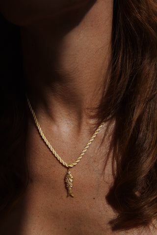 Pendentif poisson articulé plaqué or sur cordon jaune - Lemon. Yeux sertis de moissanite et saphir ou tsavorite. Ajustable 40-45cm. Fait main. 