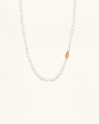 Collier VATI perles eau douce détail doré asymétrique Atelier Siméon