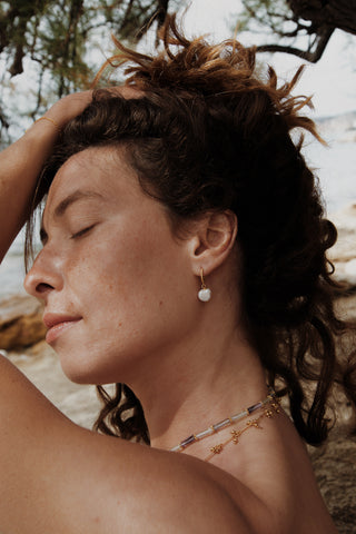 Boucles oreilles APURVA perles eau douce baroques créoles perlées plaqué or Atelier Siméon