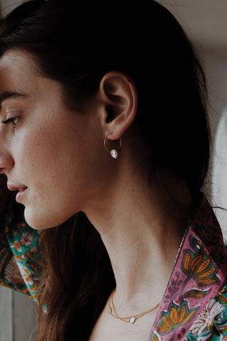 Créoles KHAN perles eau douce baroques plaqué or 30mm Atelier Siméon