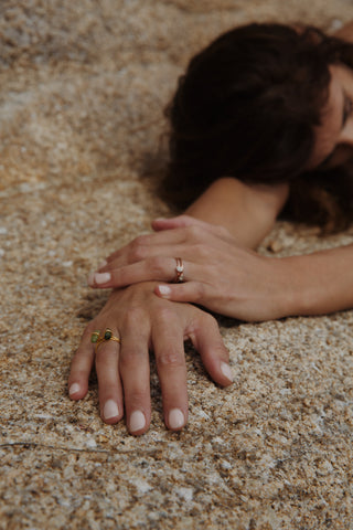 Bague SHAKTI pencil tourmaline brute verte claire moissanites vermeil Atelier Siméon portée superposées par 2
