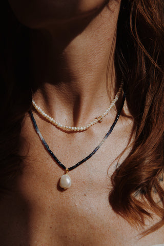 Collier NEELAM saphirs bleus dégradés perle baroque plaqué or et collier AGONDA perles blanches - Atelier Siméon