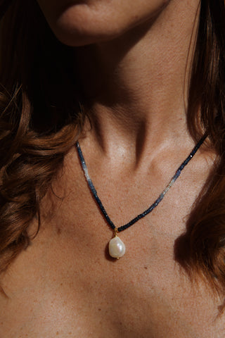 Collier NEELAM saphirs bleus dégradés perle baroque plaqué or Atelier Siméon