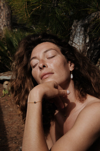 Boucles oreilles PANAJI perles Keshi baroques dormeuses et Bracelet SACHA plaqué or Atelier Siméon