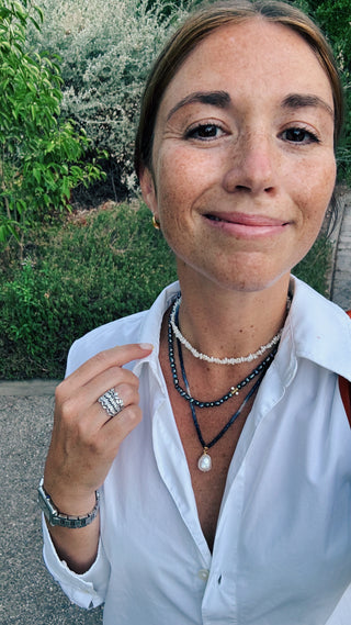 Stacking colliers DANAM AGONDA perles noires NEELAM saphirs bleus Atelier Siméon