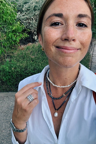 Collier BONDI choker / ras de cou en perles eau douce blanches plaqué or Atelier Siméon