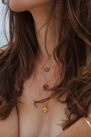 Collier KALYAN tourmaline pastèque rose vert plaqué or Atelier Siméon porte en accumulation