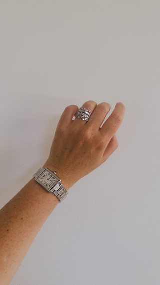 Bague Art Déco Gatsby argent 925 moissanites baguettes Atelier Siméon et Montre Tank Cartier porte 