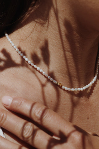 Collier VATI perles eau douce détail doré asymétrique Atelier Siméon