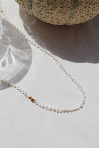 Collier VATI perles eau douce détail doré asymétrique Atelier Siméon