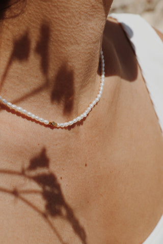 Collier VATI perles eau douce détail doré asymétrique Atelier Siméon