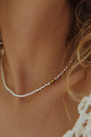 Collier VATI perles eau douce détail doré asymétrique Atelier Siméon