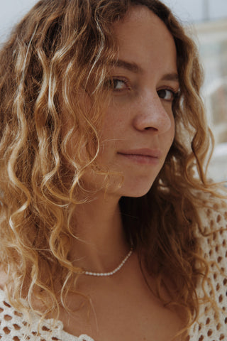 Collier VATI perles eau douce détail doré asymétrique Atelier Siméon