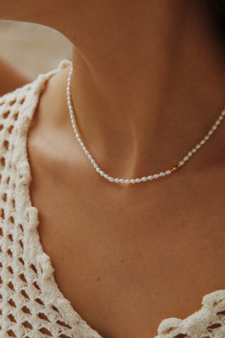 Collier VATI perles eau douce détail doré asymétrique Atelier Siméon