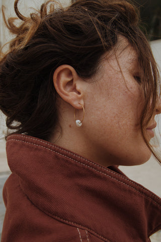 Créoles KHAN perles eau douce baroques plaqué or 30mm Atelier Siméon